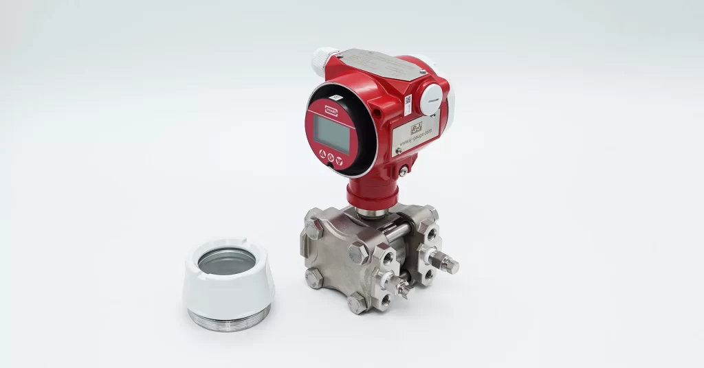 DP transmitter with field adjustment LCD buttons