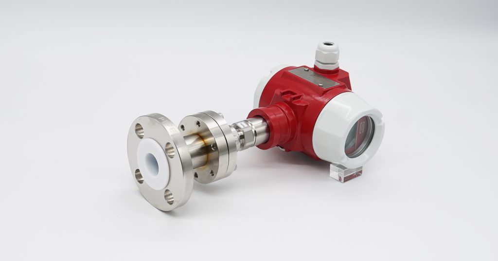 Pressure transmitter with flange connection