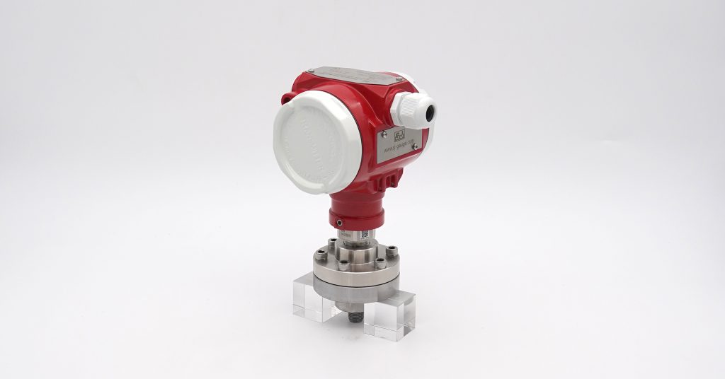 Pressure transmitter with flush diaphragm