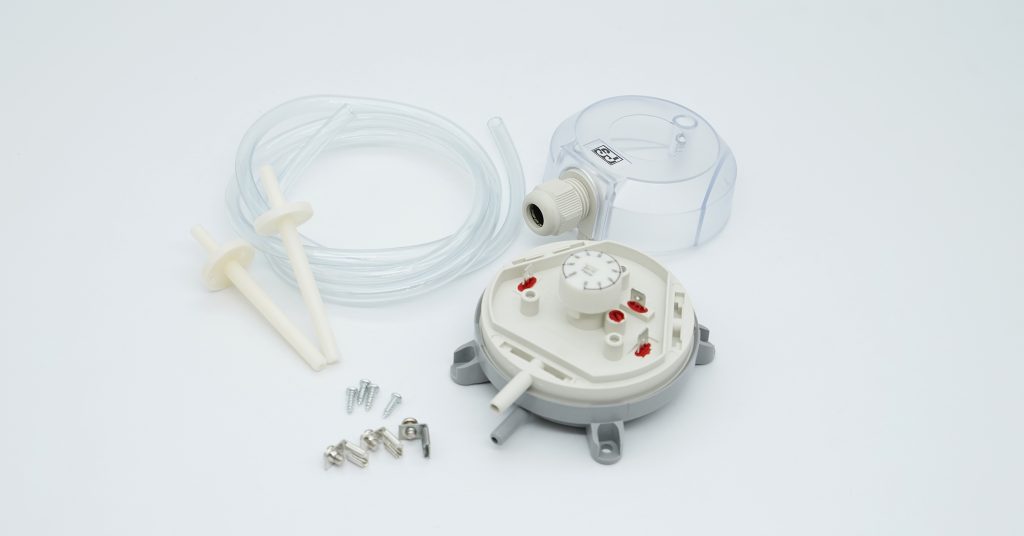 Differential pressure switch with accessories