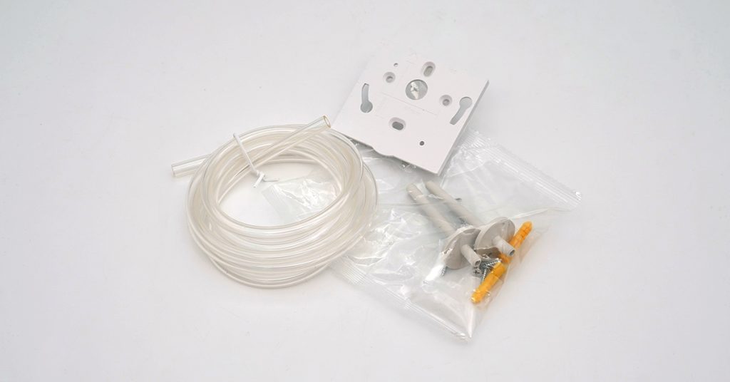 Pressure gauge with backplate, air tube, transparent soft tube, and mounting accessories.