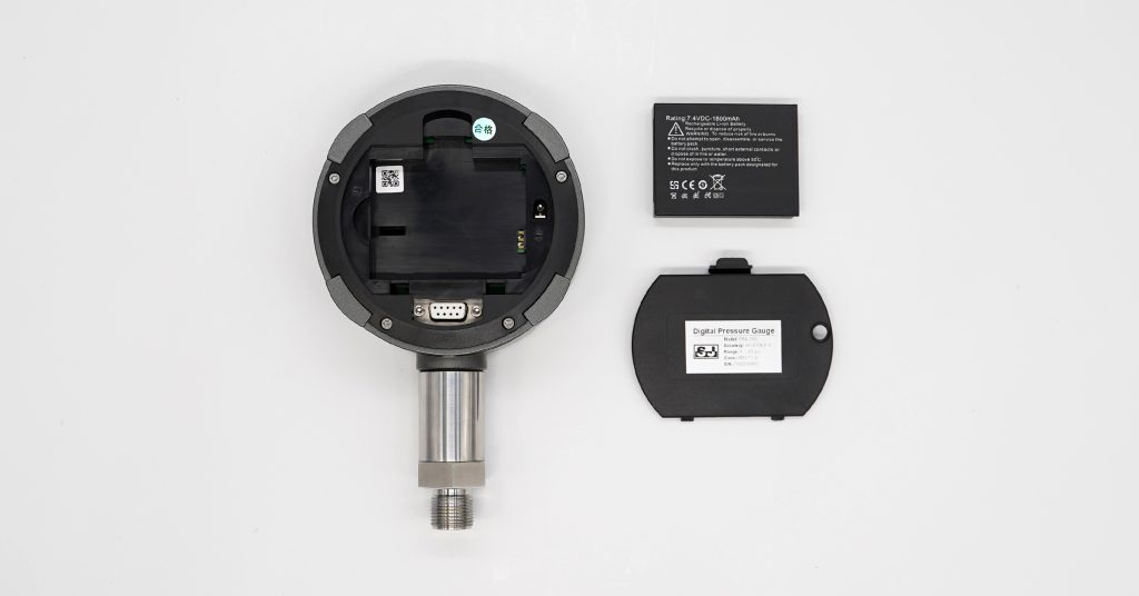 Digital pressure gauge with replaceable lithium battery