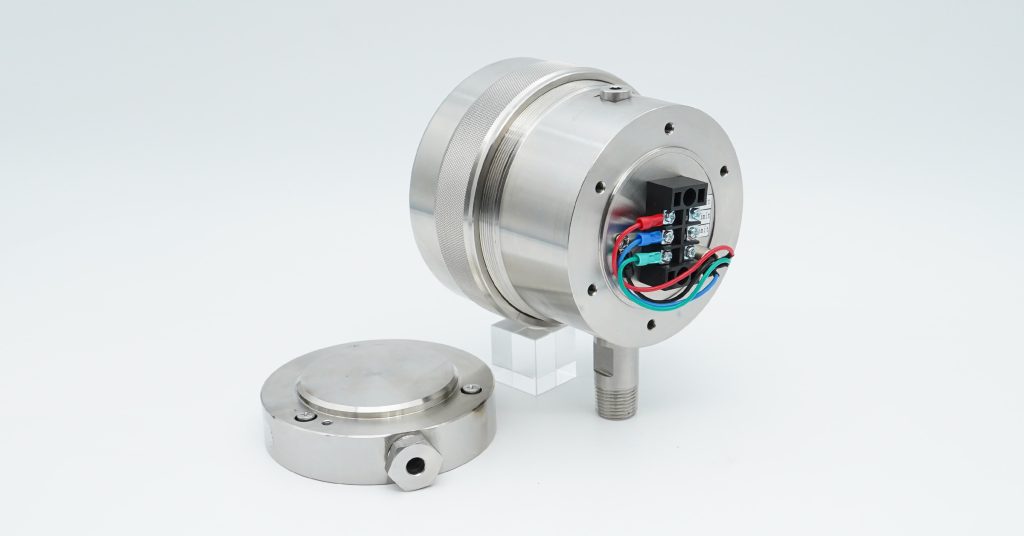 Explosion-proof contact pressure gauge with exposed terminal block