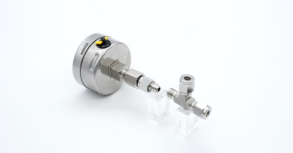 Oil-free pressure gauge with 1/4” and 6 mm tube adapter for precise sealing