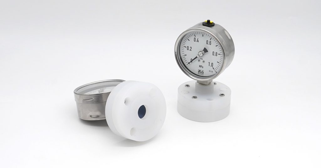 Pressure gauge with flange and plastic diaphragm