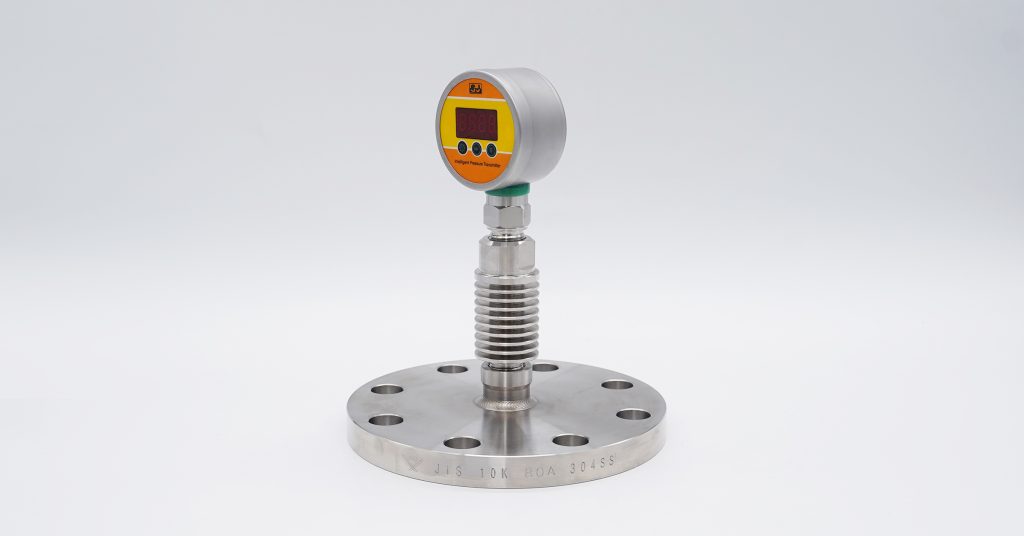 Pressure transmitter with flange connection and cooling element